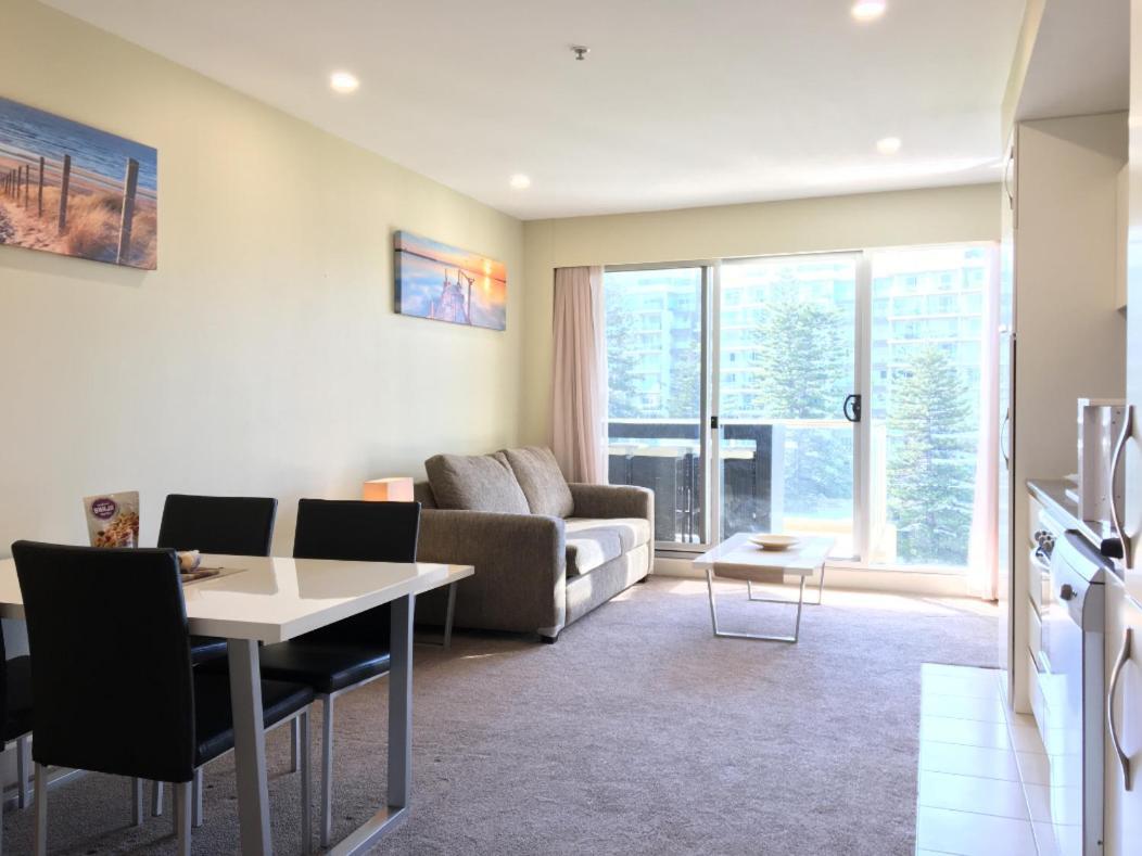 Beachside Luxury Apartments One & Two Bedroom In Beachfront Oaks Pier Building 글레넬그 외부 사진